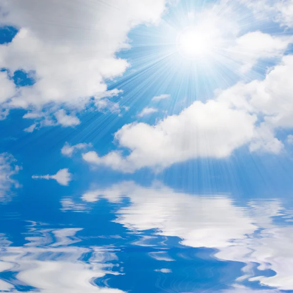 Modré moře a slunečnou oblohou pozadí — Stock fotografie