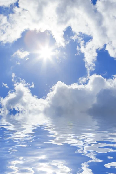 Blaues Meer und sonniger Himmel Hintergrund — Stockfoto