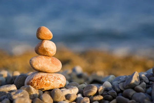 Zrównoważony kamienie nad morzem — Zdjęcie stockowe