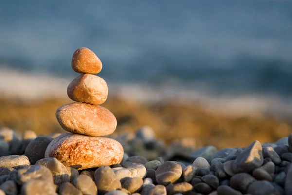 Balancierte Steine auf dem Meer — Stockfoto