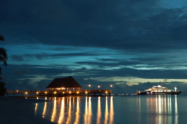 Restaurant und Schiff auf dem Hintergrund des Sonnenuntergangs am Meer — Stockfoto