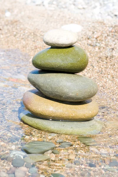 물에 균형 잡힌된 돌 — 스톡 사진