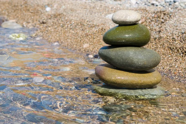 Kiegyensúlyozott kövek, a víz — Stock Fotó