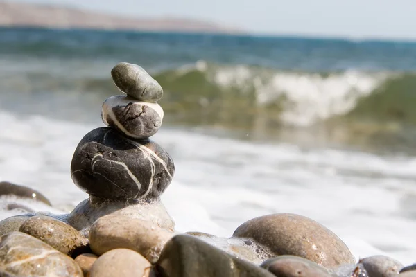 Сбалансированные камни на море — стоковое фото