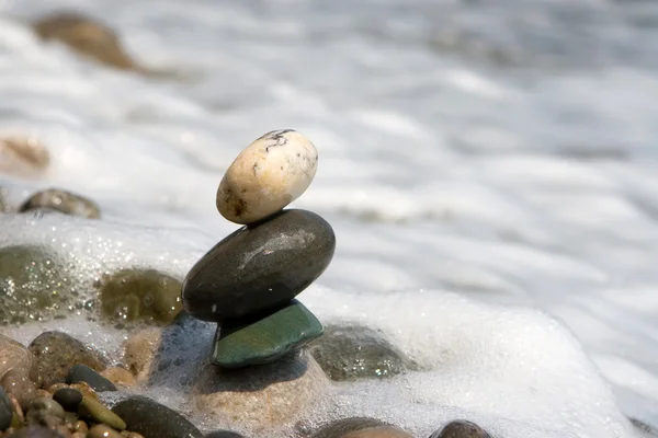 Piedras equilibradas en el mar — Foto de Stock