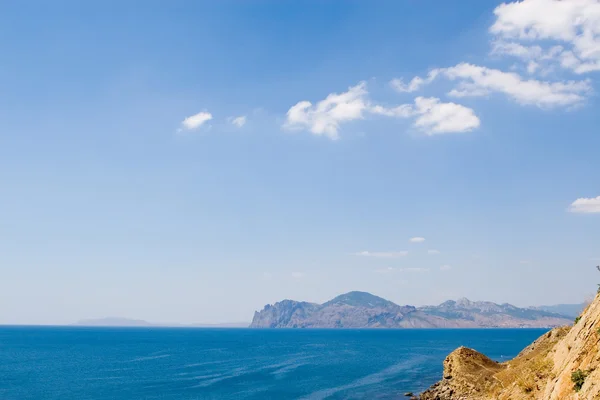 Blauwe zee en bergzicht — Stockfoto