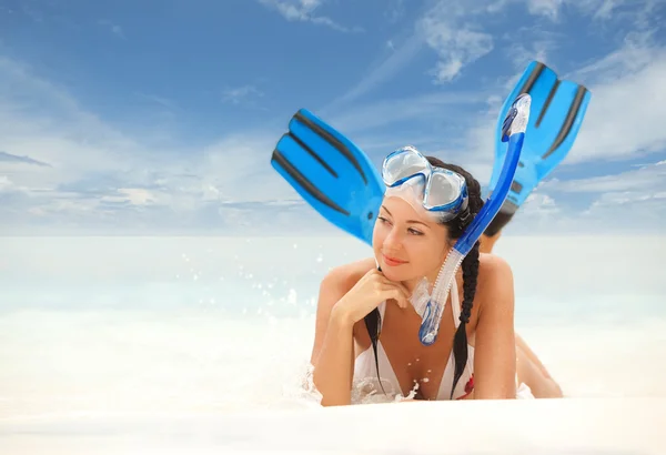 Gelukkige vrouw met snorkeluitrusting op het strand Stockfoto