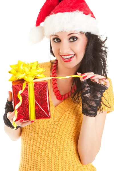 Веселая Санта-женщина с рождественским подарком Лицензионные Стоковые Фото