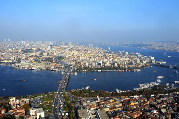 Вид с воздуха на Золотой Рог, мост Ататюрка. Стамбул, Турция — стоковое фото