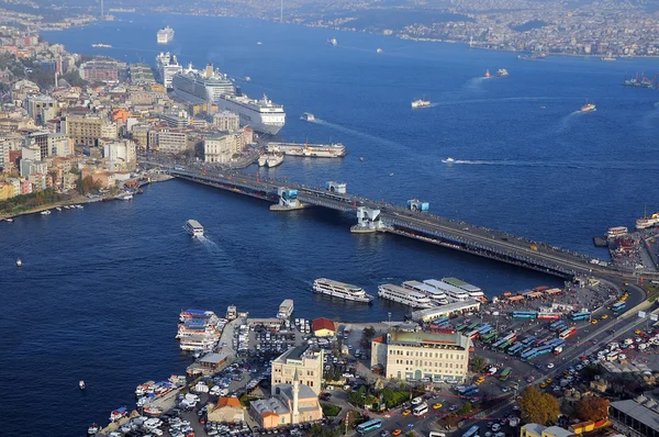 金黄垫铁，加拉塔大桥的鸟瞰图。土耳其伊斯坦布尔 — 图库照片