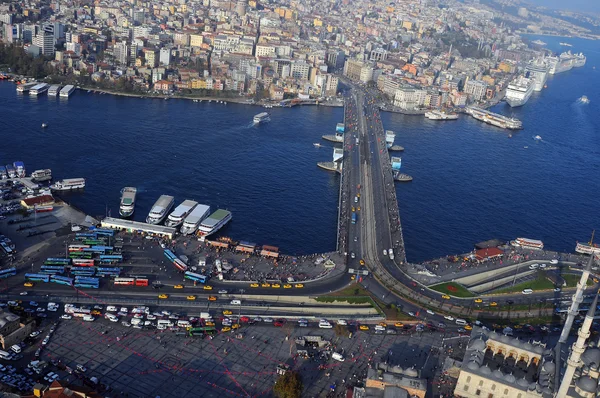 Letecký pohled na Zlatý roh, Galatského mostu. Istanbul, Turecko — Stock fotografie