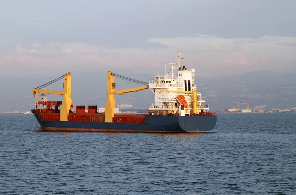 Navio de carga navegando pelo mar — Fotografia de Stock