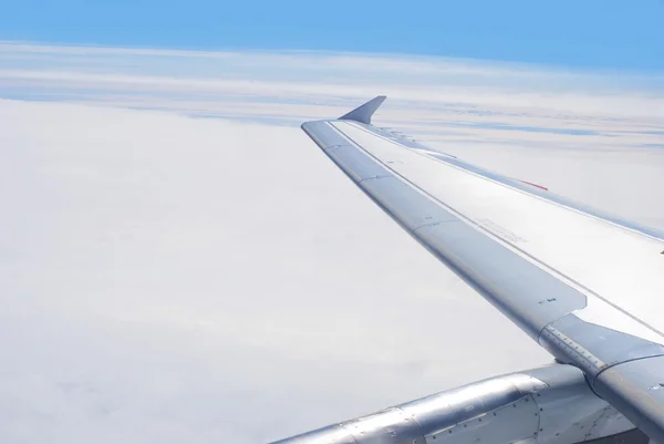 Samolot skrzydło szczegół w niebo — Zdjęcie stockowe