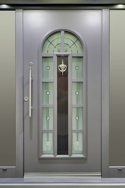 Masywne drzwi metalowe — Zdjęcie stockowe