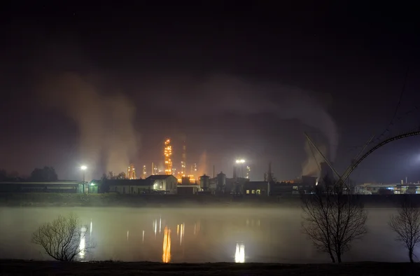 Geceleri petrol rafinerisi — Stok fotoğraf