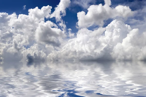 Kevään taivas pilvinen panoraama — kuvapankkivalokuva