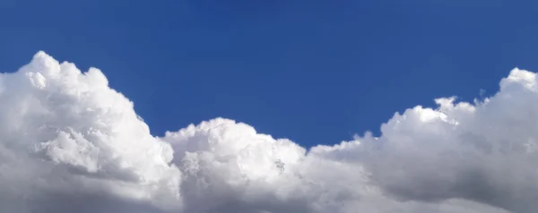 Весенние облака — стоковое фото