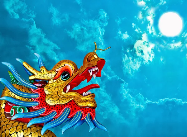 Der Drachenstatus isoliert auf blauem Himmel Hintergrund — Stockfoto
