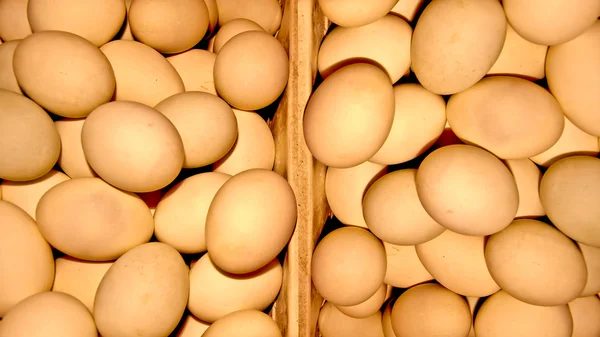 Ahşap kapsayıcısındaki taze yumurta — Stok fotoğraf