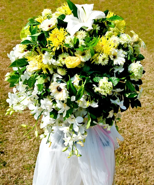 Τα φρέσκα λουλούδια σε λευκό και κίτρινο — Φωτογραφία Αρχείου