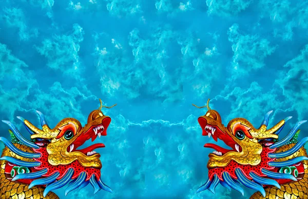 Mavi gökyüzü arka plan üzerinde izole ejderha durumu — Stok fotoğraf