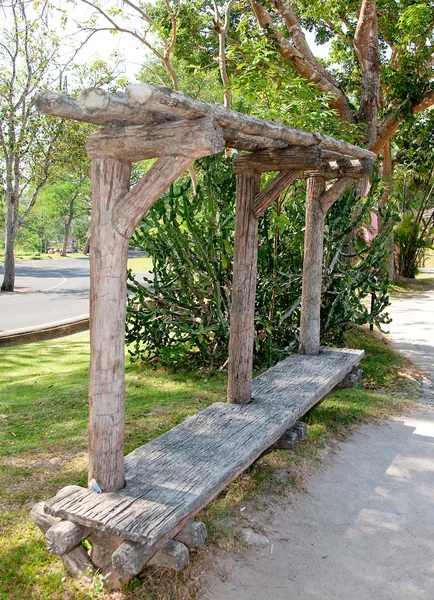 Длинная деревянная скамейка — стоковое фото