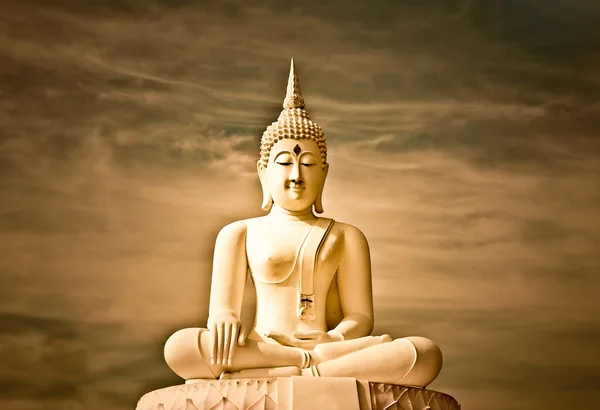 Der Status des weißen Buddhas — Stockfoto
