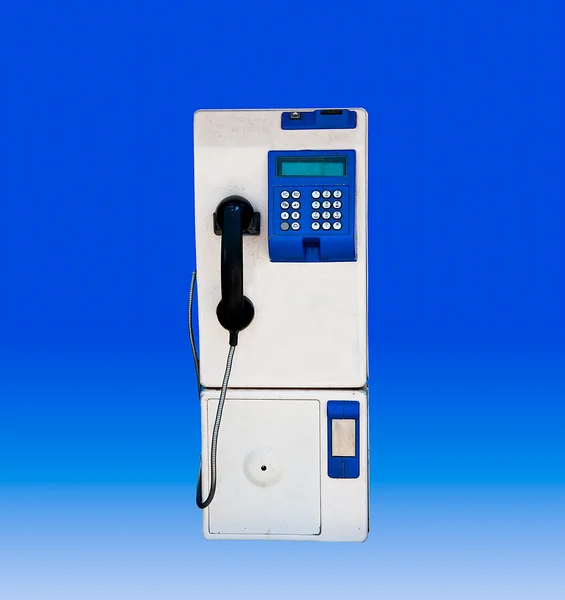 Das öffentliche Telefon isoliert blauen Hintergrund — Stockfoto