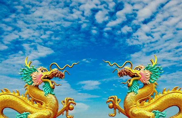 El estatus de Dragón aislado sobre el fondo azul del cielo —  Fotos de Stock