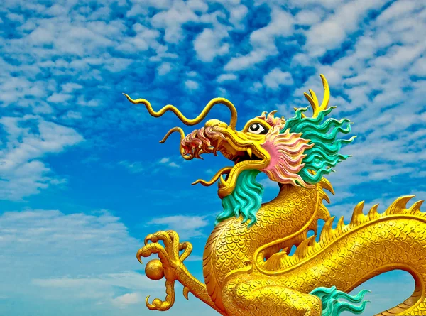 Der Drachenstatus isoliert auf blauem Himmel Hintergrund — Stockfoto