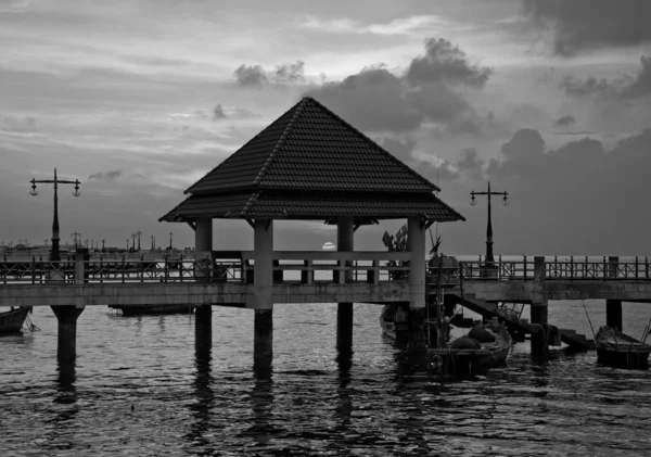 Черно-белая фотография павильона на берегу моря на Чо — стоковое фото