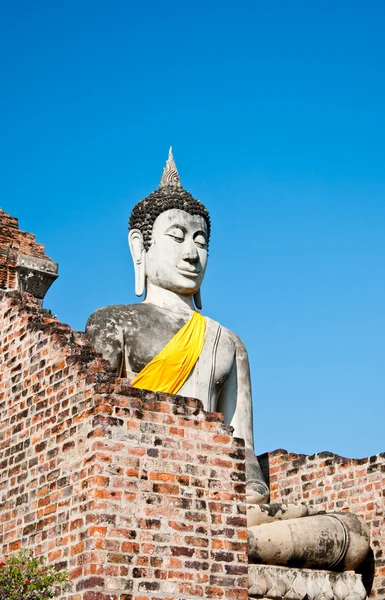O status de Buda de wat yaichaimongkon na província de ayuttaya, Tha — Fotografia de Stock
