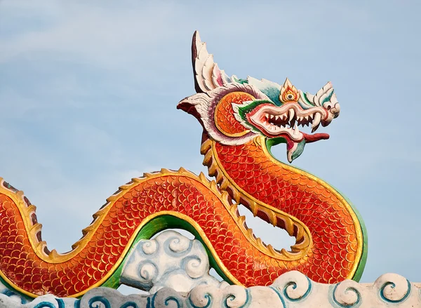 O status de dragão vermelho no fundo do céu — Fotografia de Stock