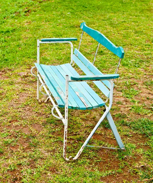 Staré lavice na zelené trávě pozadí — Stock fotografie