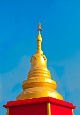 Mavi gökyüzü arka plan üzerinde altın stupa