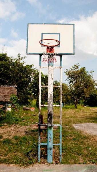 La vieja cancha de baloncesto sobre fondo azul cielo — Foto de Stock
