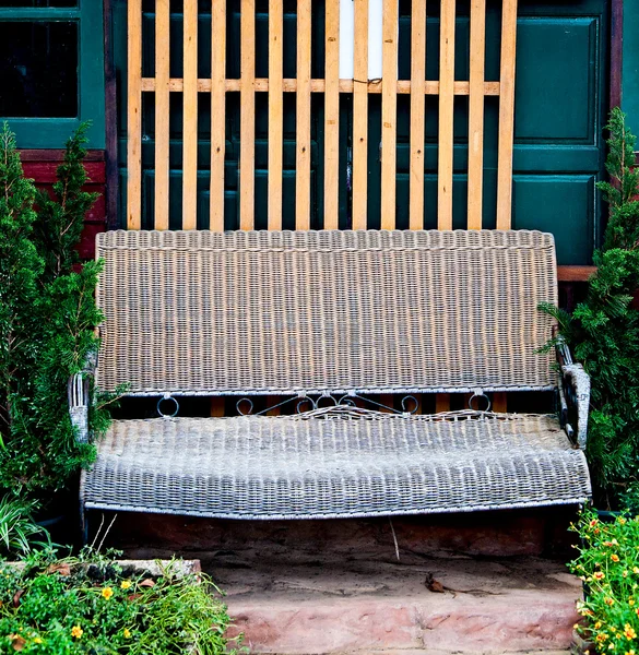 Stará ratanová lavička — Stock fotografie