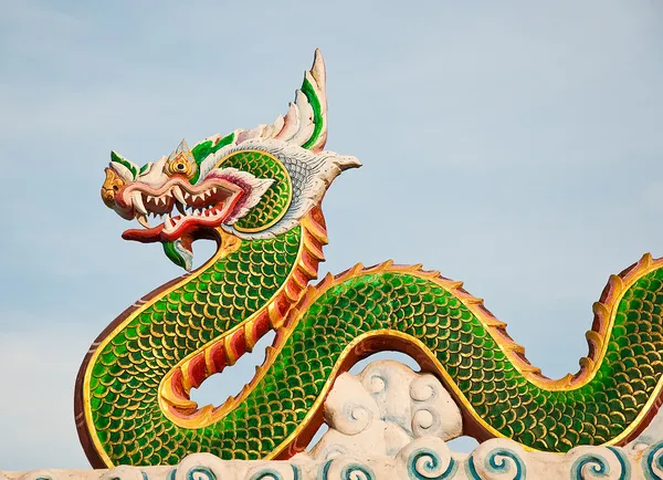 Green dragon status på himmel bakgrund — Stockfoto