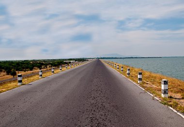 Tayland dam üstünde belgili tanımlık yol