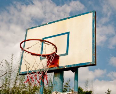 Mavi gökyüzü arka plan basketbol sahasına