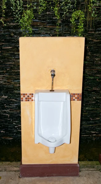 Het ontwerp van de toiletpot urinate — Stockfoto