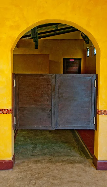 Stare drewniane drzwi salon urządzony w meksykańskim stylu — Zdjęcie stockowe