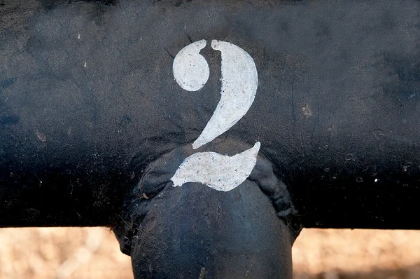 O número 2 na superfície de ferro velho enferrujado — Fotografia de Stock