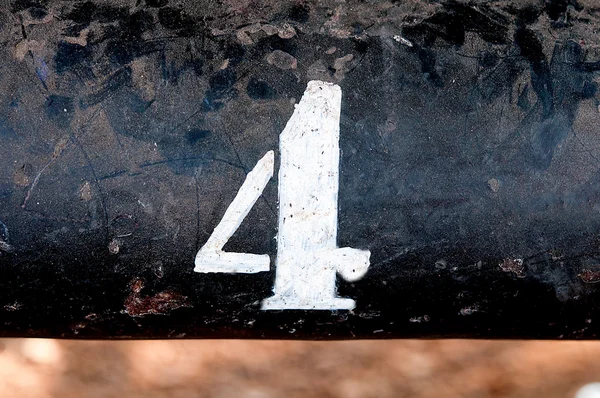 Le numéro 4 sur la vieille surface de fer rouillé — Photo