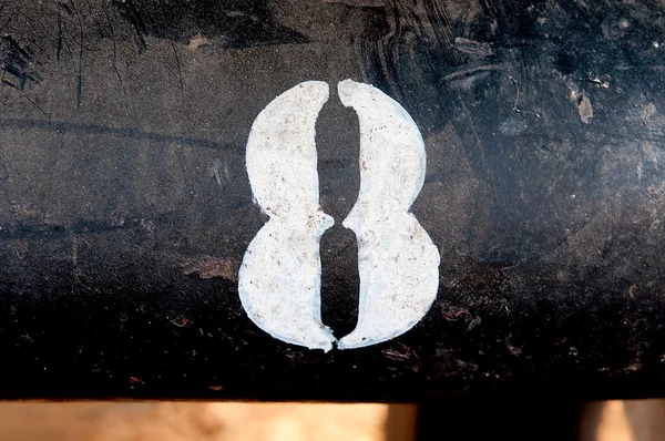 O número 8 na superfície de ferro velho enferrujado — Fotografia de Stock