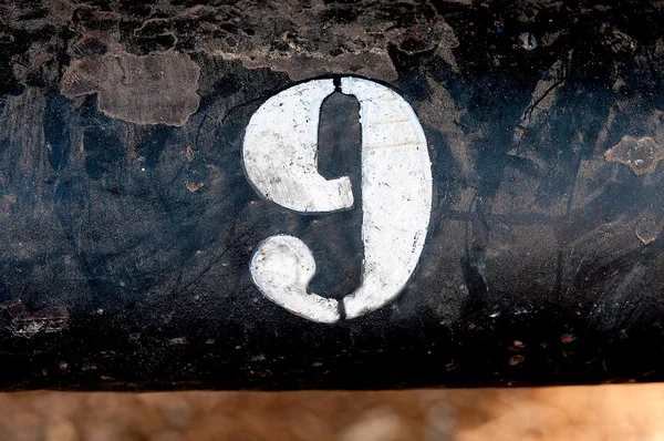Число 9 на ржавой старой поверхности железа — стоковое фото