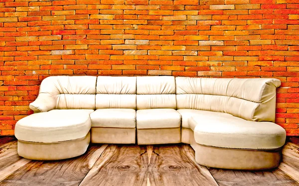 La vista Perspectiva del muro de ladrillo con sofá blanco en el suelo de madera —  Fotos de Stock