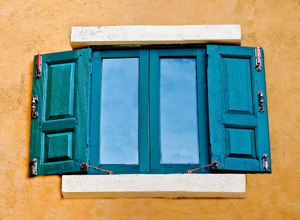 La ventana Vieja sobre el fondo de pared — Foto de Stock