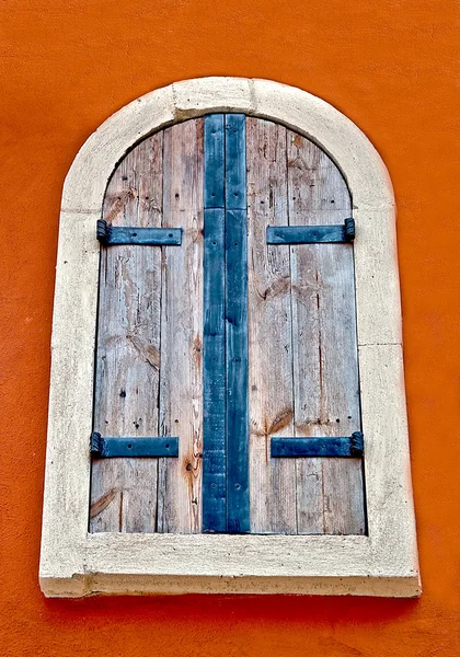 Старое окно на фоне стены — стоковое фото