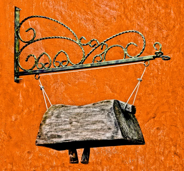 O velho tabuleiro pendurado na parede — Fotografia de Stock